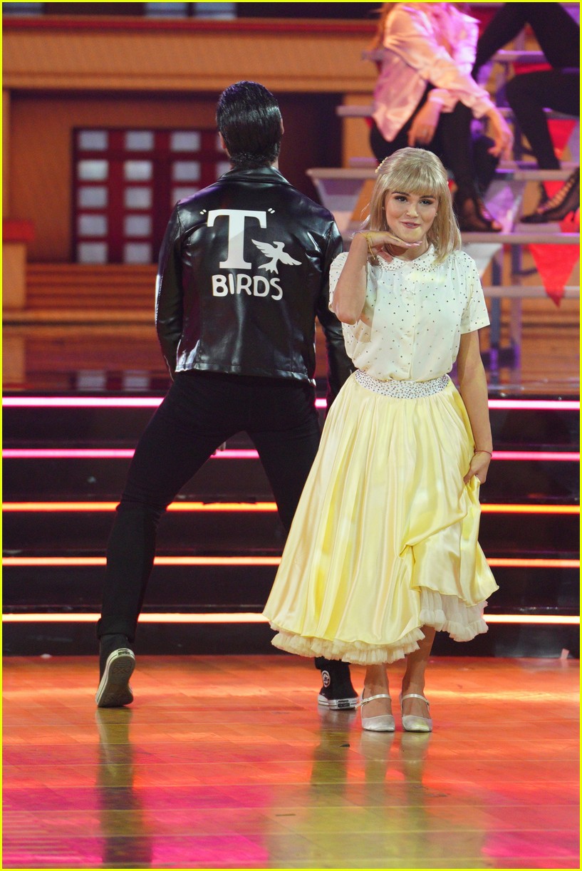 olivia jade turns into sandy for dancing with the stars grease night 01