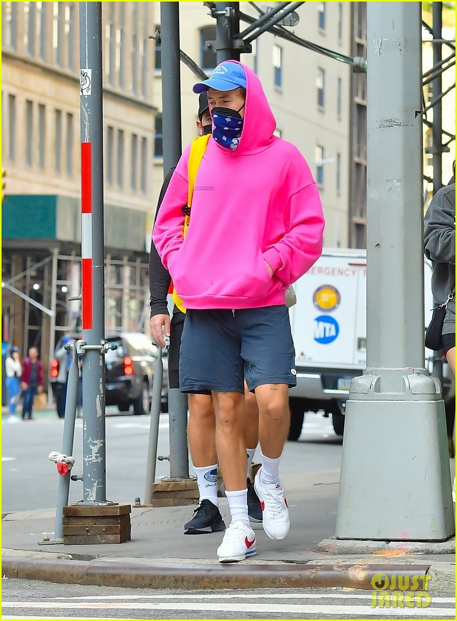 harry styles sports bright pink hooding while hanging out with friends 01