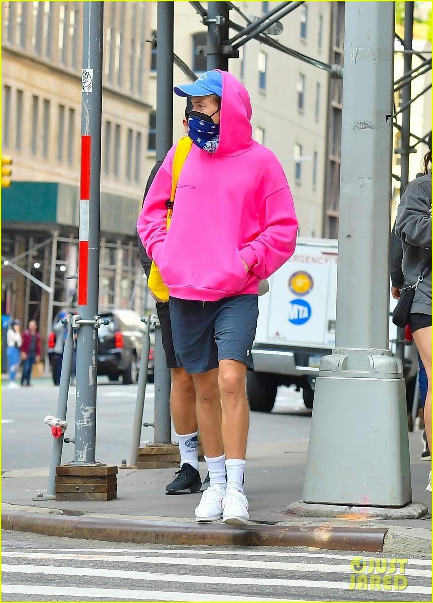 harry styles sports bright pink hooding while hanging out with friends 03
