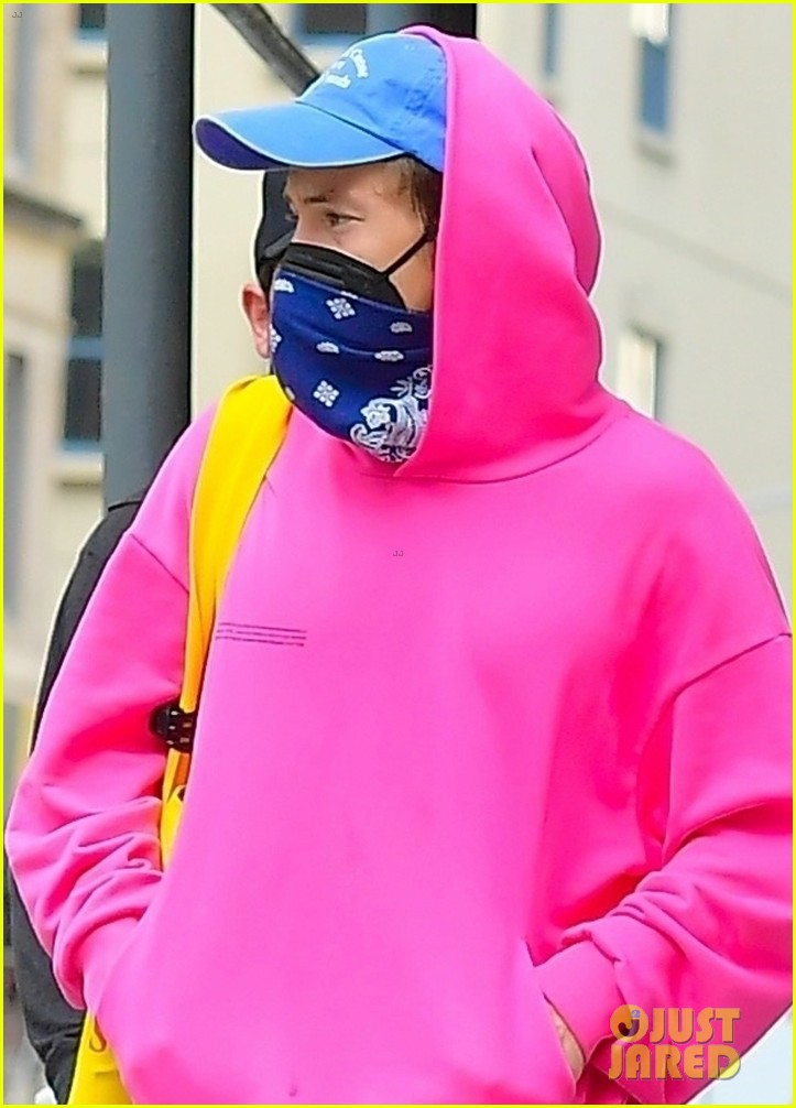 harry styles sports bright pink hooding while hanging out with friends 04