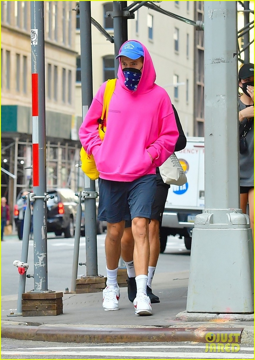 harry styles sports bright pink hooding while hanging out with friends 07