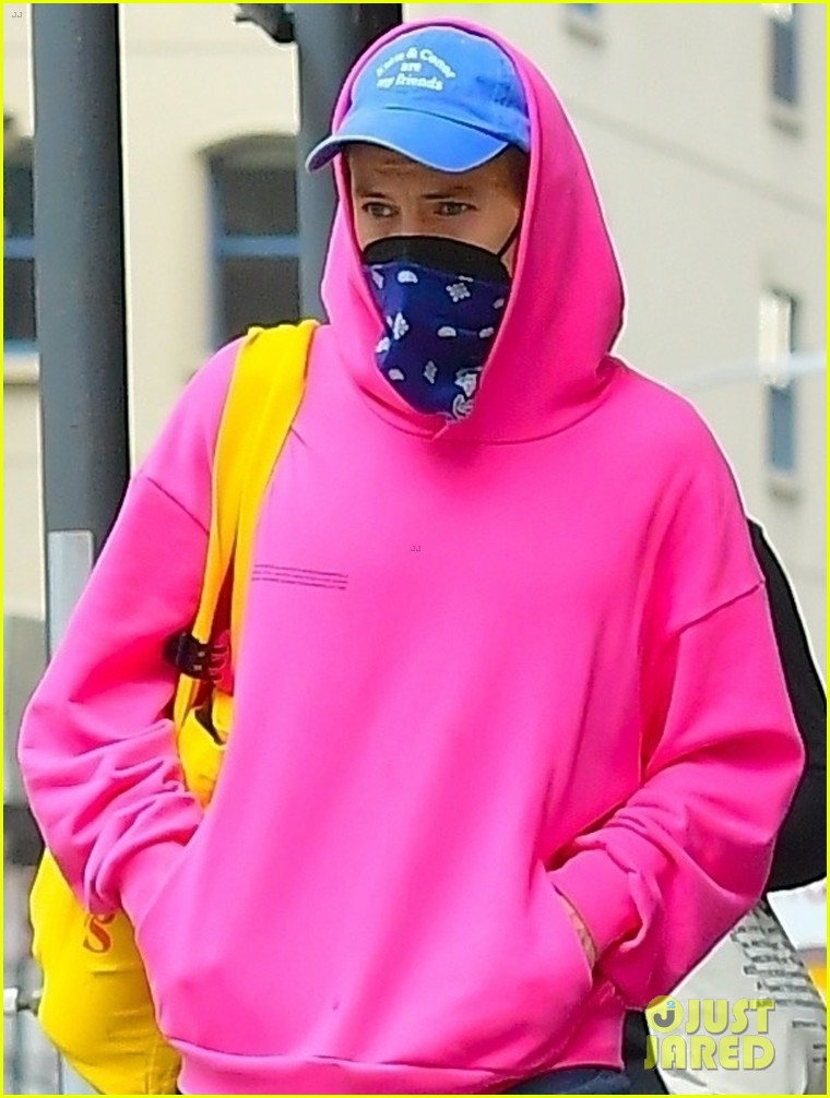harry styles sports bright pink hooding while hanging out with friends 08