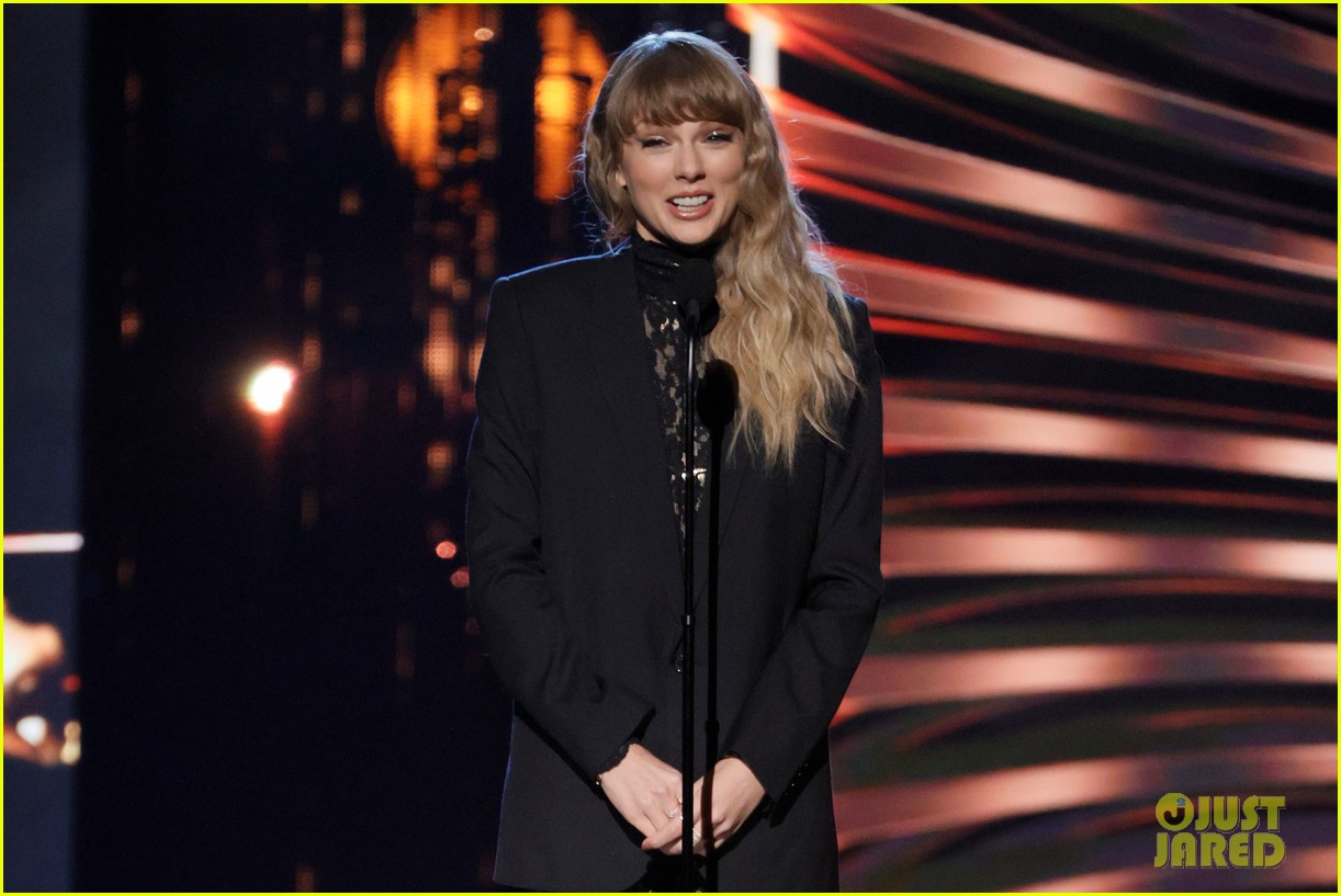 taylor swift honors carole king at rock roll hall of fame 05
