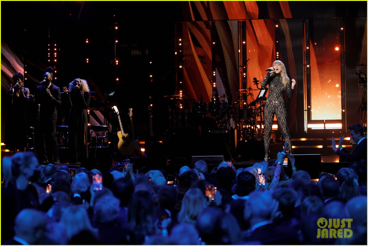 taylor swift honors carole king at rock roll hall of fame 17