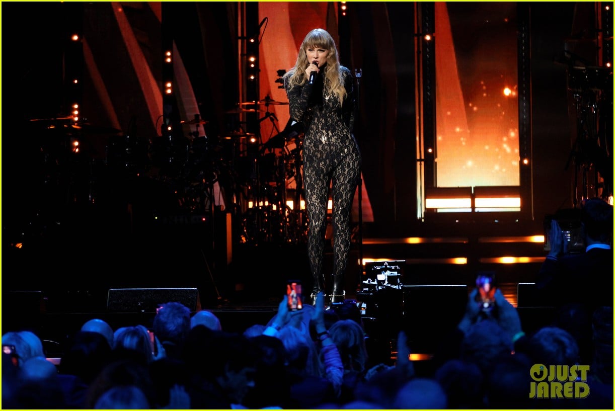 taylor swift honors carole king at rock roll hall of fame 23