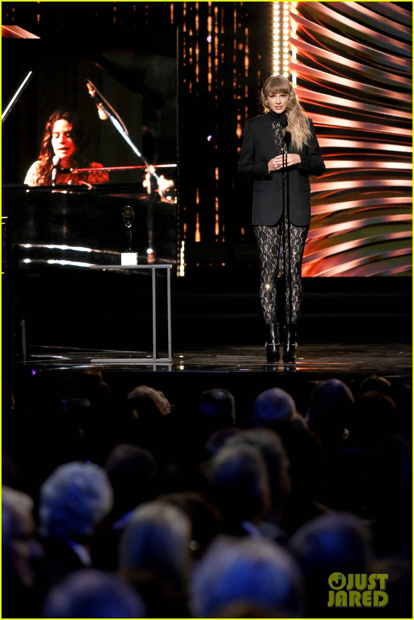 taylor swift honors carole king at rock roll hall of fame 24