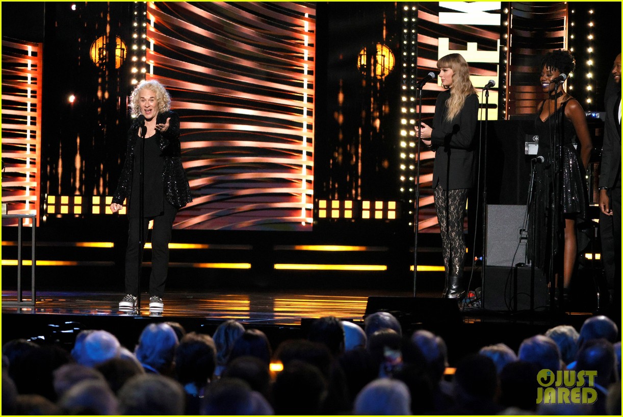 taylor swift honors carole king at rock roll hall of fame 29