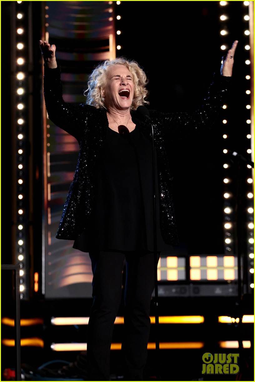 taylor swift honors carole king at rock roll hall of fame 31