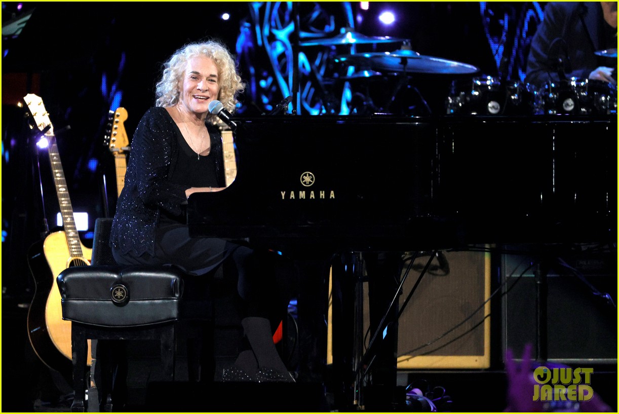 taylor swift honors carole king at rock roll hall of fame 34