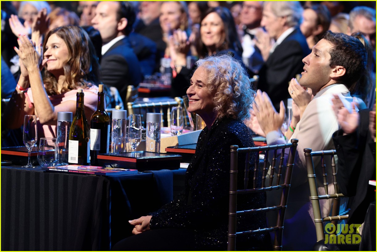 taylor swift honors carole king at rock roll hall of fame 39