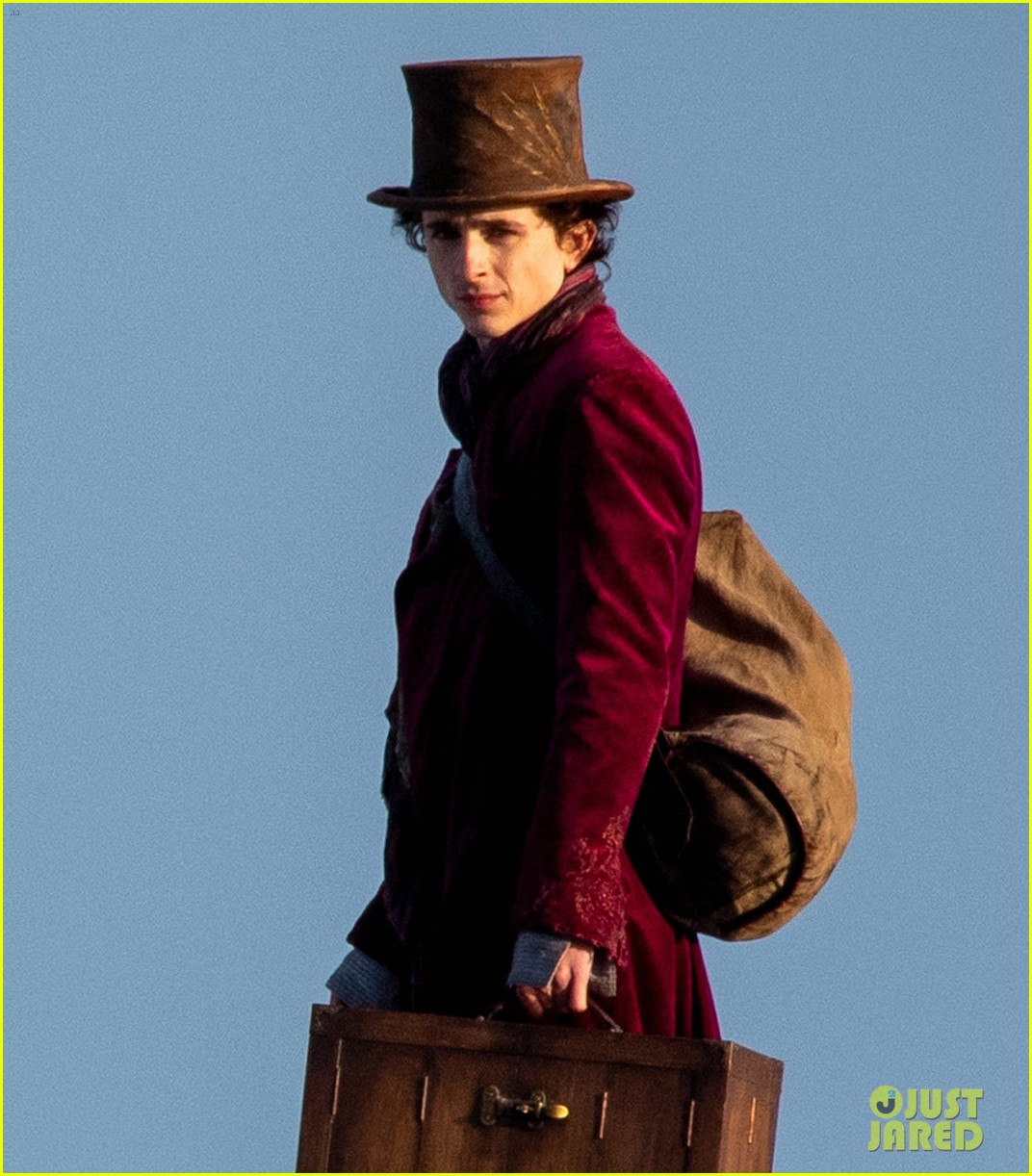timothee chalamet spotted on wonka set 08