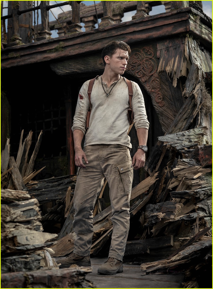 tom holland mark wahberg star in uncharted trailer watch now 05
