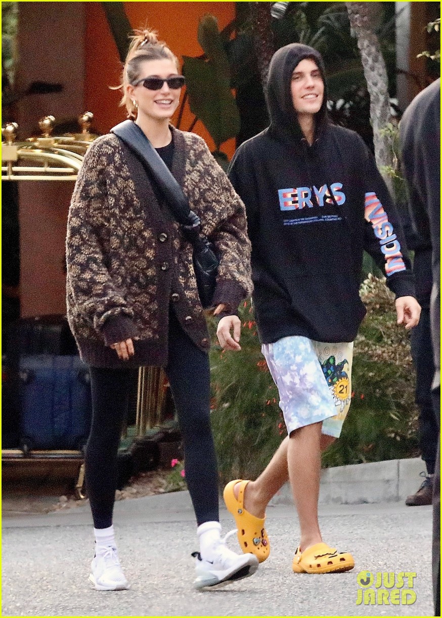 hailey justin bieber grab an early dinner in beverly hills 05
