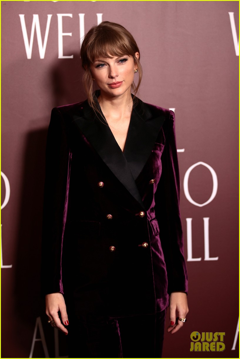 dylan obrien sadie sink join taylor swift at all too well premiere 12