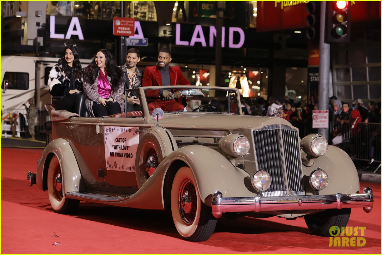 emeraude toubia mark indelicato rome flynn ride in hollywood christmas parade 04