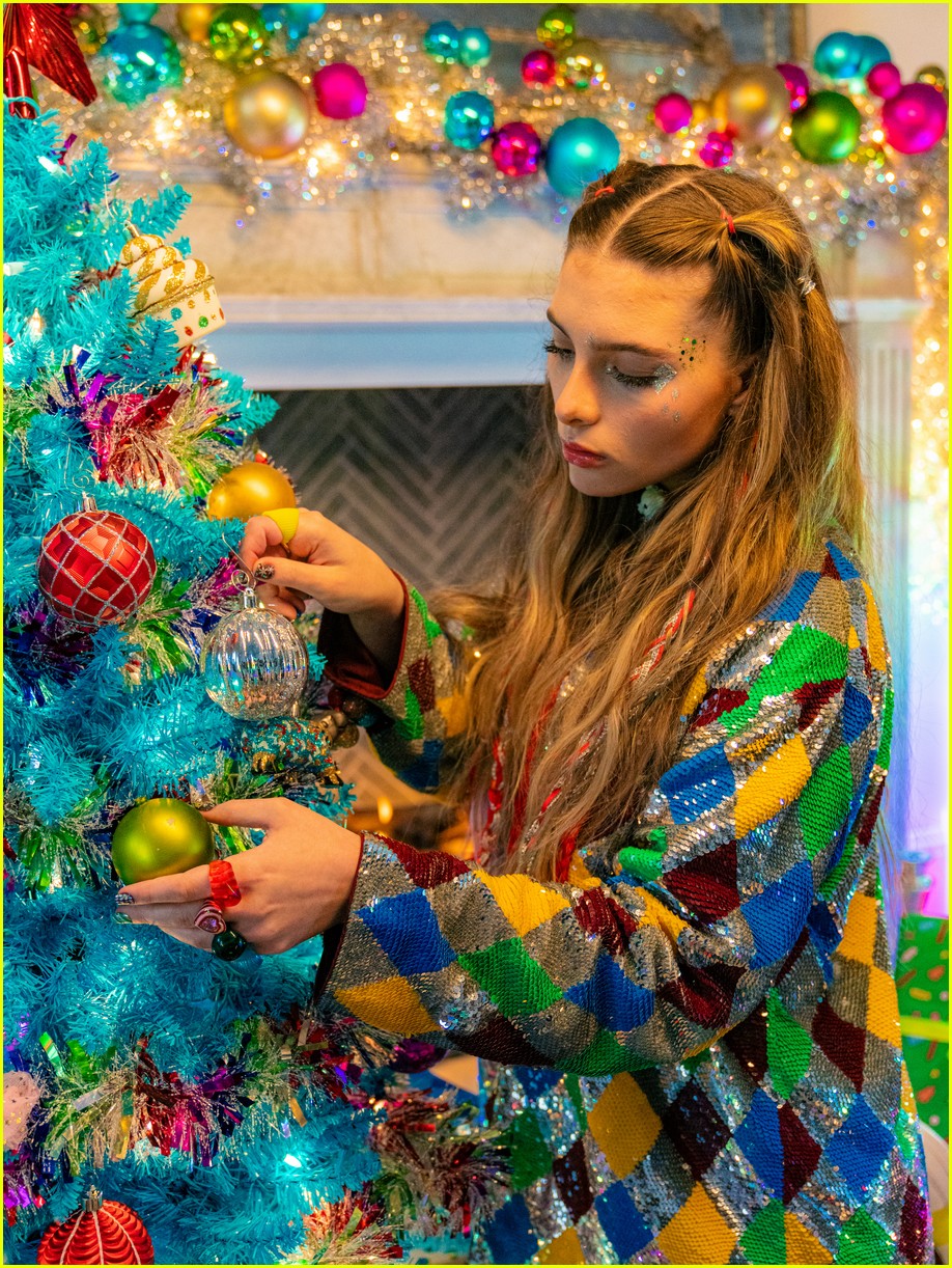 grace gaustad debuts new christmas cover 04