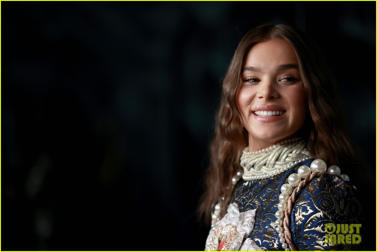 hailee steinfeld brings her whole family to dickinson season 3 premiere 06