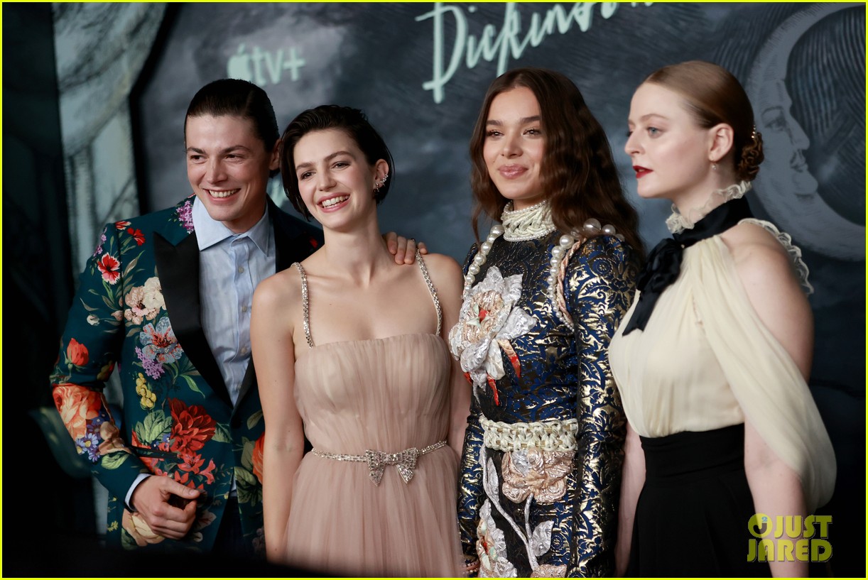 hailee steinfeld brings her whole family to dickinson season 3 premiere 16