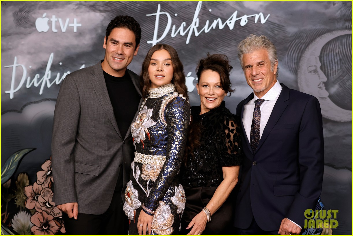 hailee steinfeld brings her whole family to dickinson season 3 premiere 17