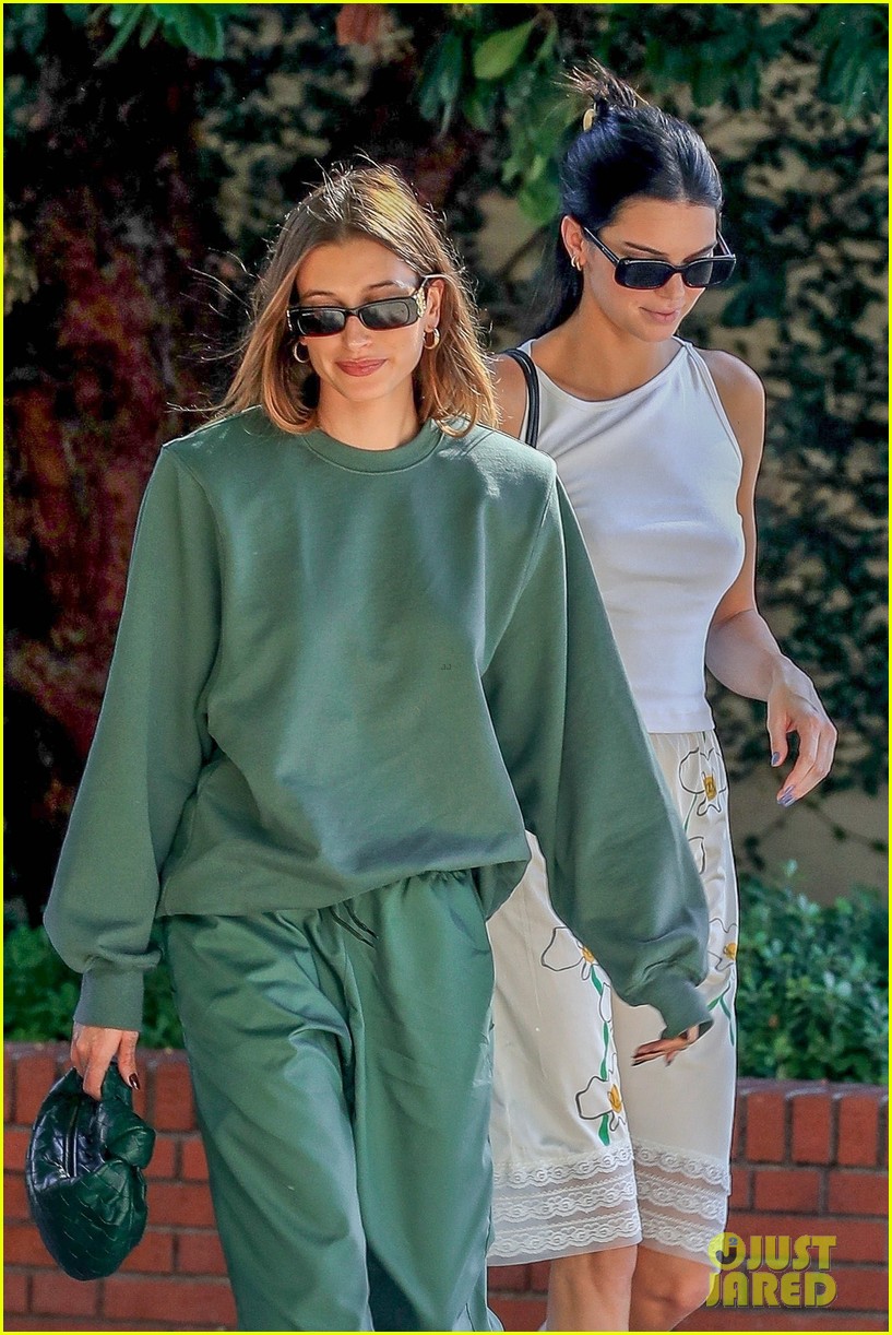 hailey bieber kendall jenner grab lunch beverly grill 01