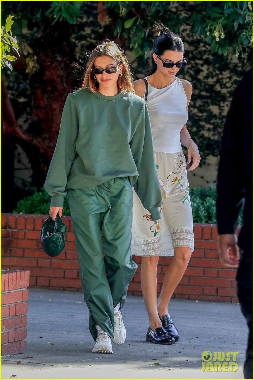 hailey bieber kendall jenner grab lunch beverly grill 04