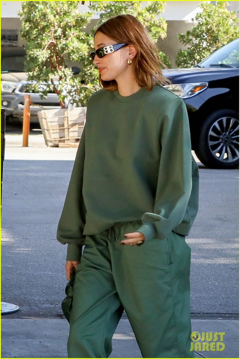 hailey bieber kendall jenner grab lunch beverly grill 15