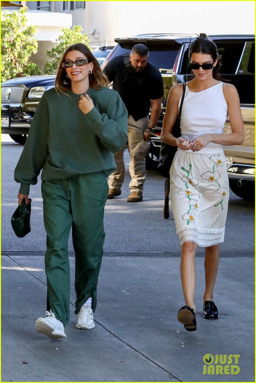 hailey bieber kendall jenner grab lunch beverly grill 20