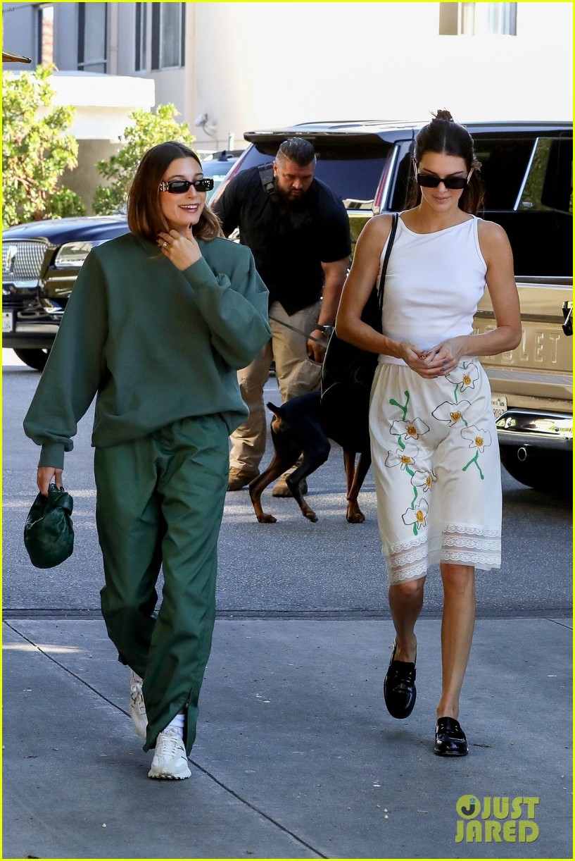 hailey bieber kendall jenner grab lunch beverly grill 22