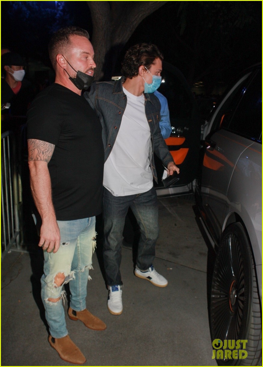 tom holland lakers game arrival pics 04