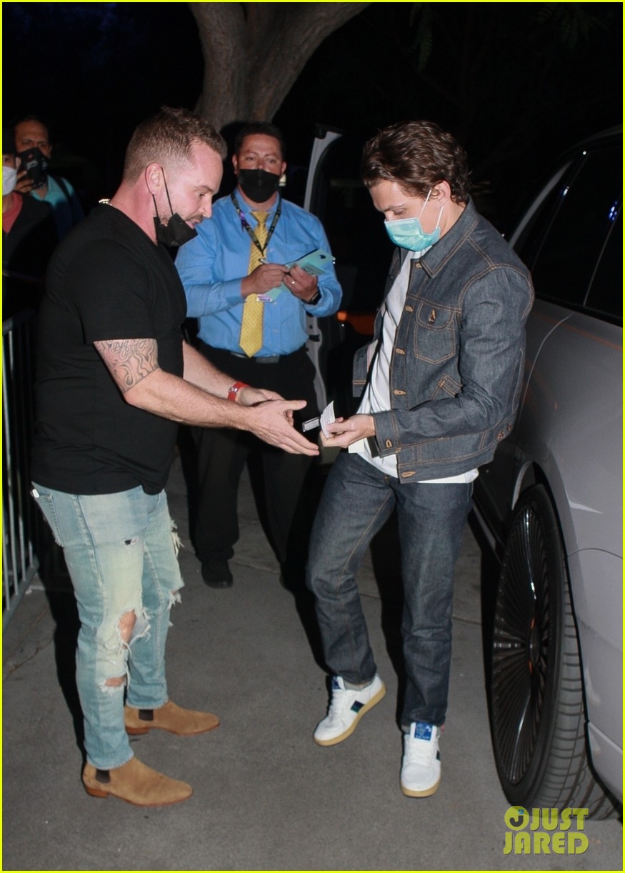 tom holland lakers game arrival pics 06
