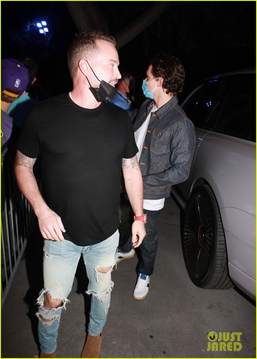 tom holland lakers game arrival pics 13