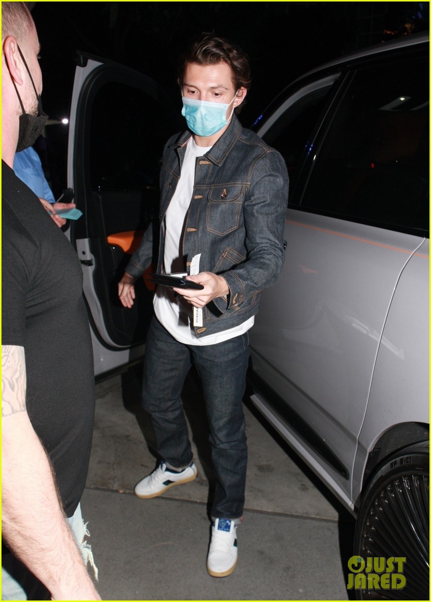tom holland lakers game arrival pics 17