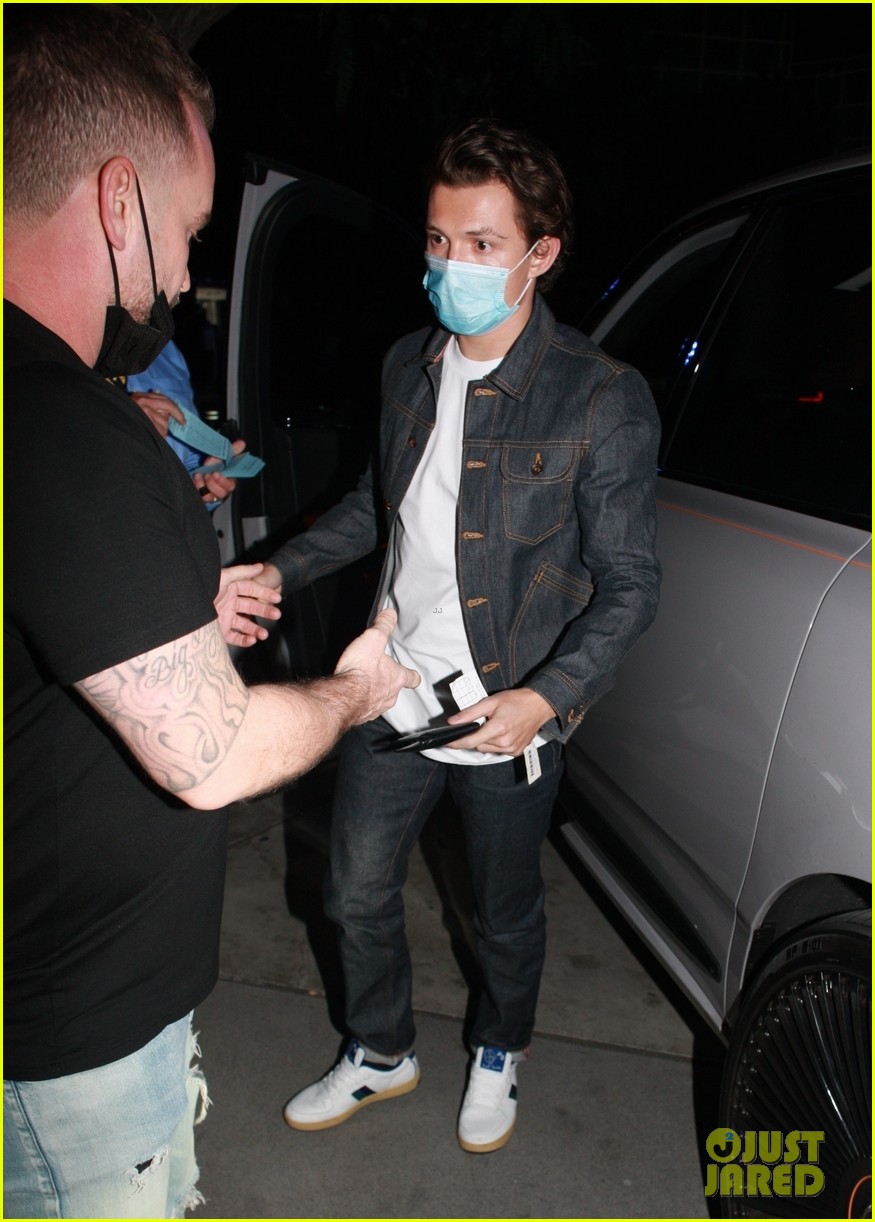 tom holland lakers game arrival pics 18