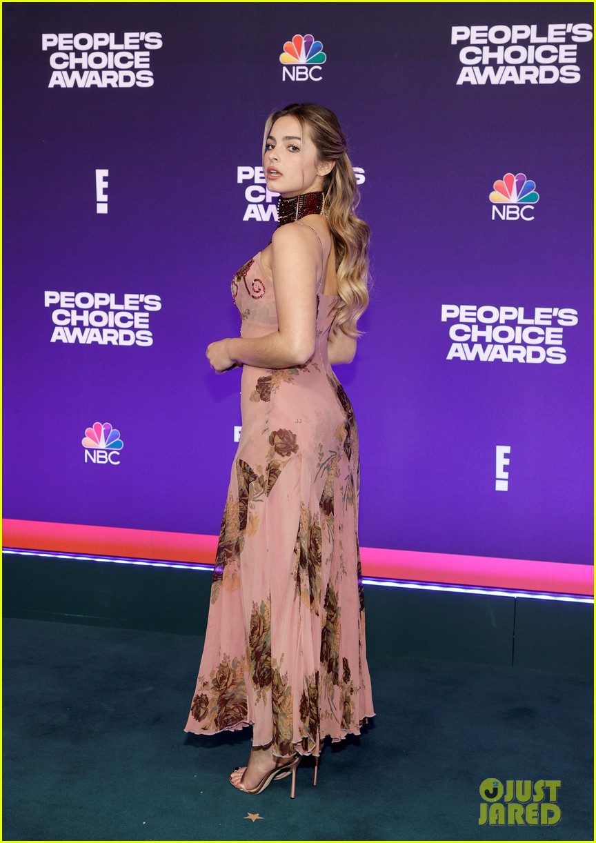 addison rae wears stacked choker at peoples choice awards 10
