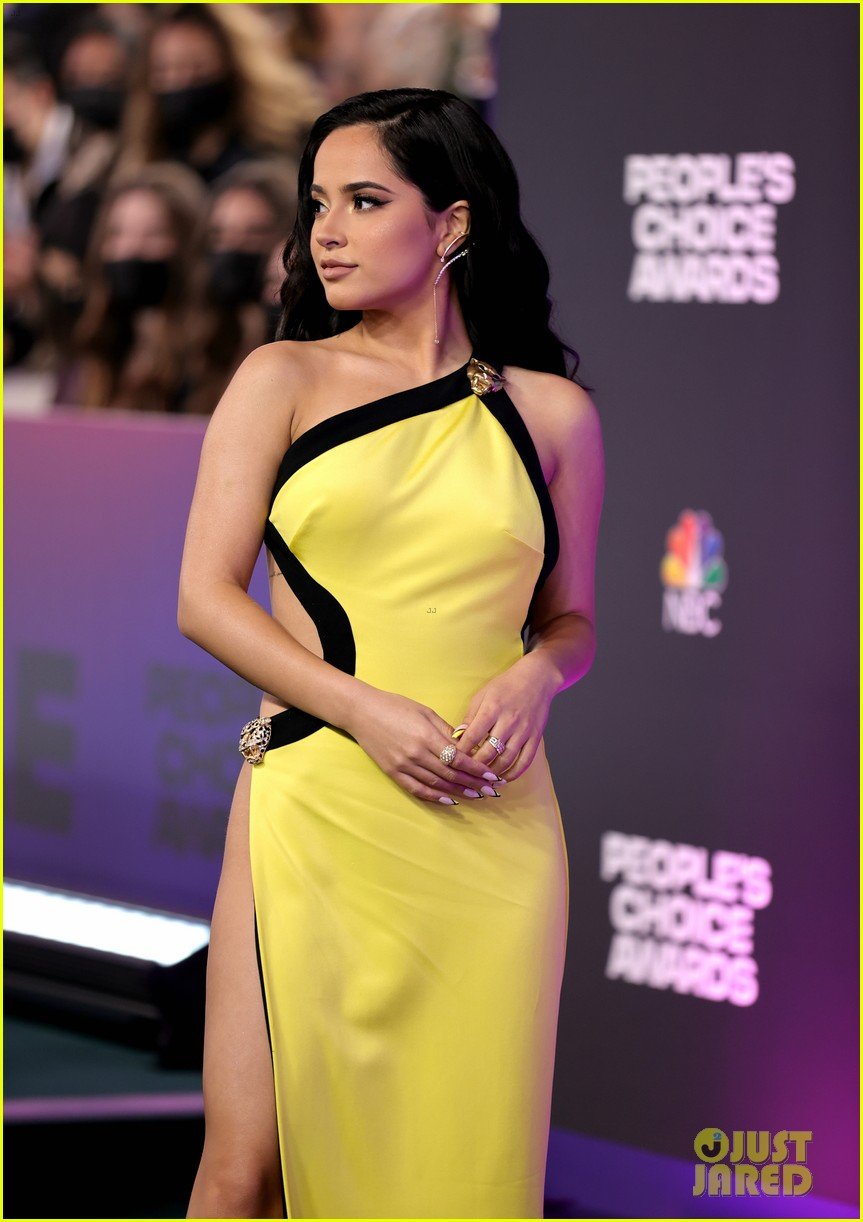 becky g shows some leg at the peoples choice awards 04