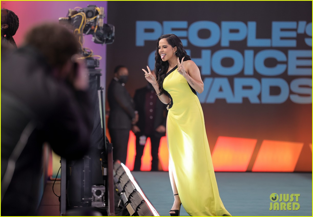 becky g shows some leg at the peoples choice awards 06