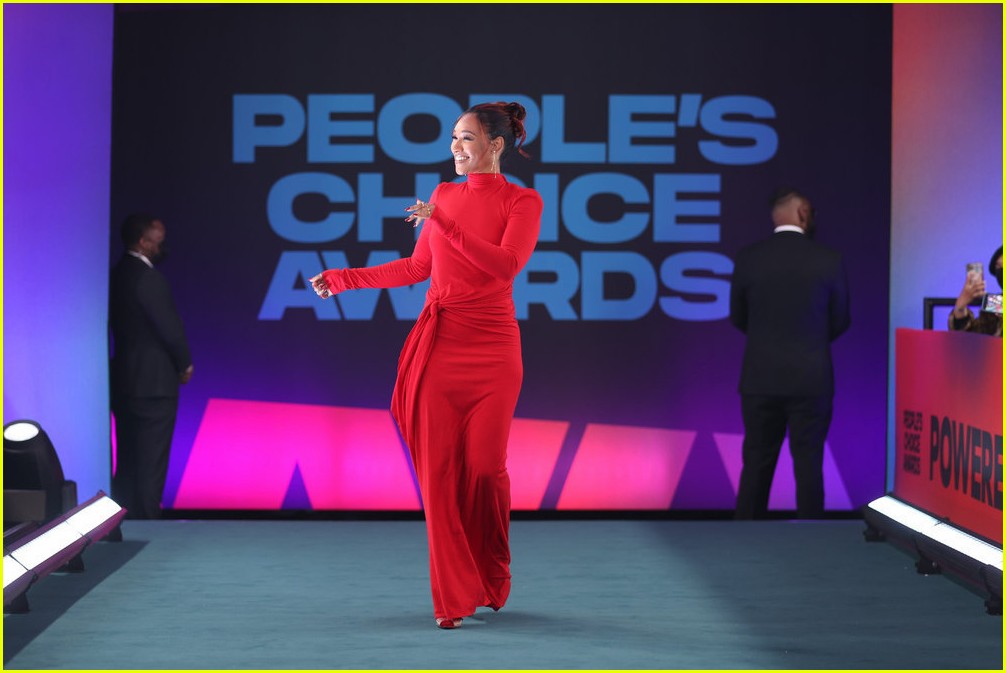 candice patton is lady in red at peoples choice awards 07