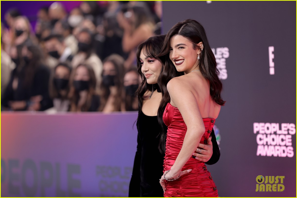 bffs charli damelio avani gregg step out for peoples choice awards 14