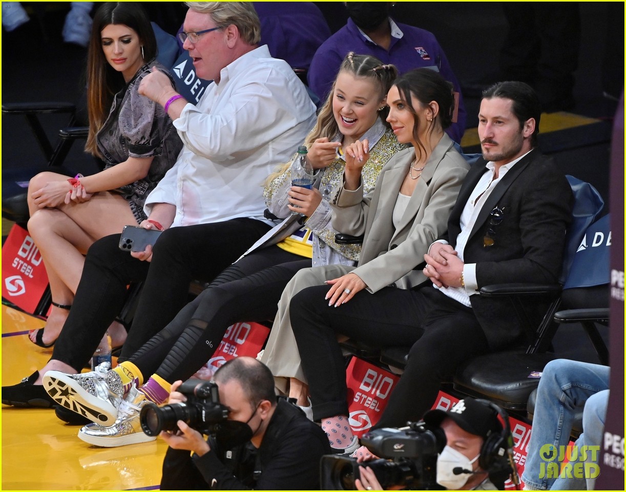 JoJo Siwa & Jenna Johnson Film TikToks While Sitting Courtside at ...