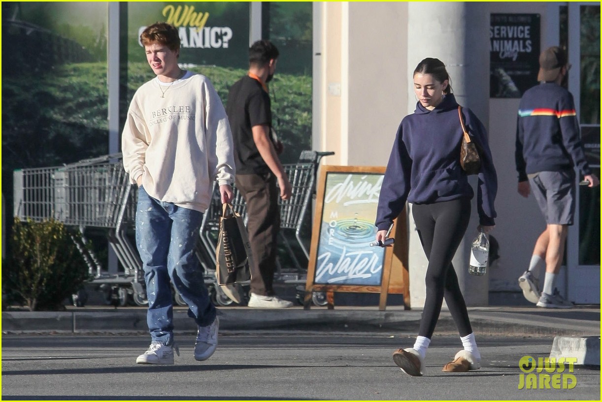 madison beer nick austin make a weekend grocery store run 03