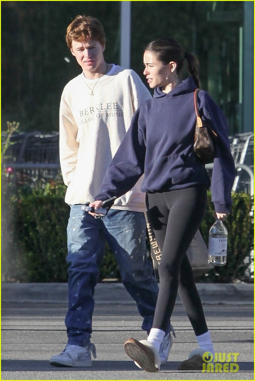 madison beer nick austin make a weekend grocery store run 04