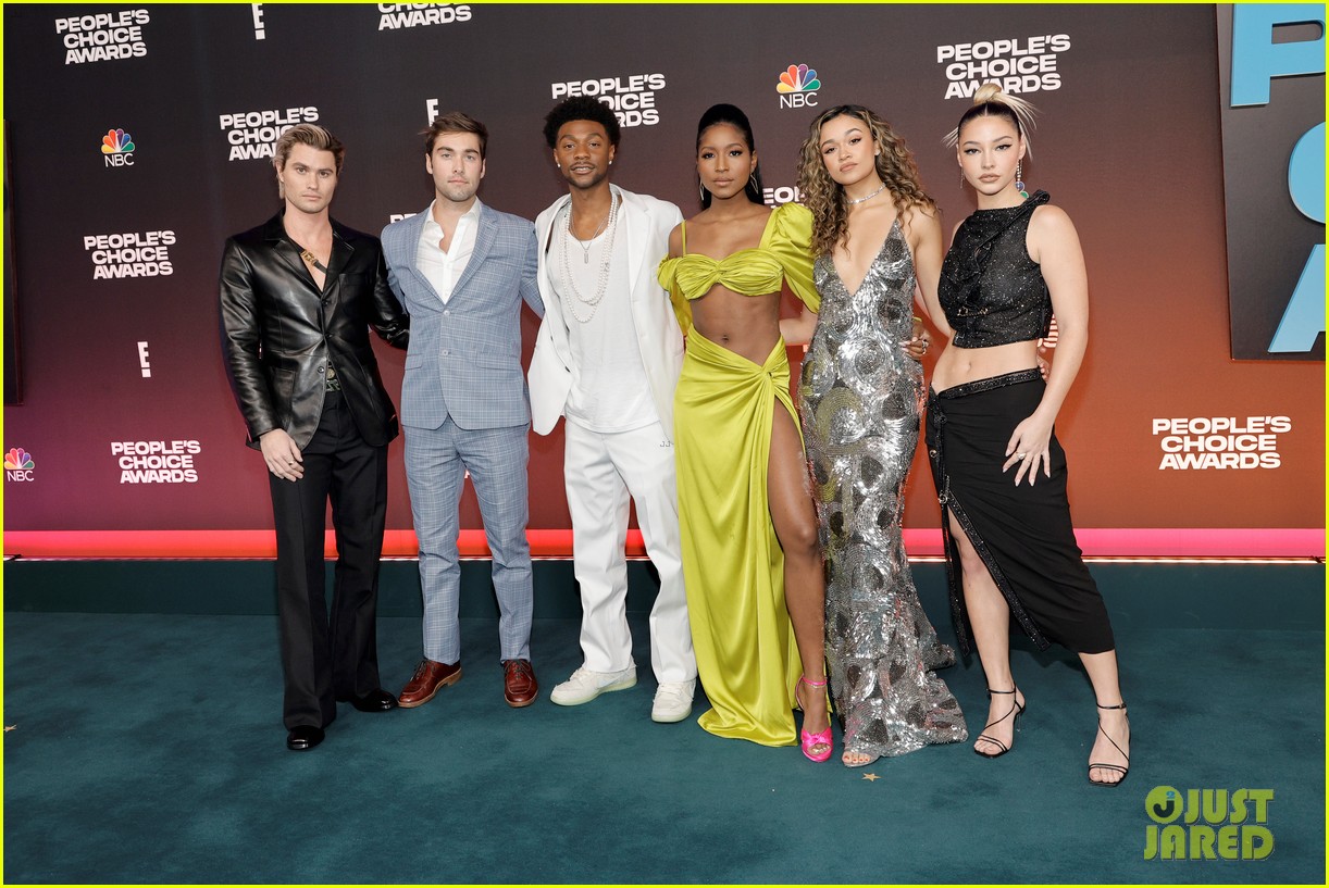 outer banks cast attend peoples choice awards 06