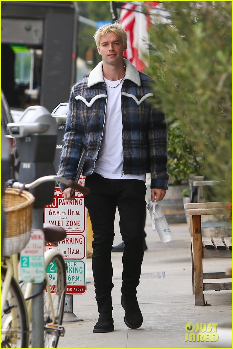 patrick schwarzenegger shows off platinum blonde hair while out in la 03