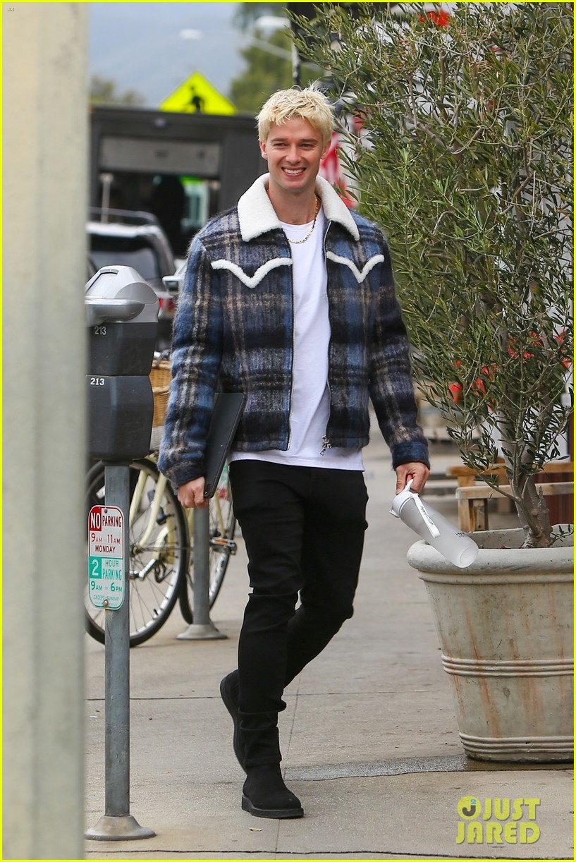 patrick schwarzenegger shows off platinum blonde hair while out in la 05