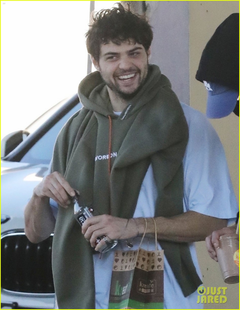 jacob elordi noah centineo meet up for afternoon workout 04