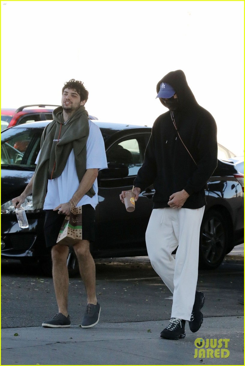 jacob elordi noah centineo meet up for afternoon workout 05