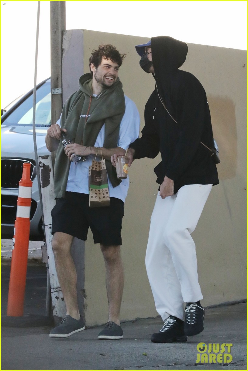 jacob elordi noah centineo meet up for afternoon workout 08