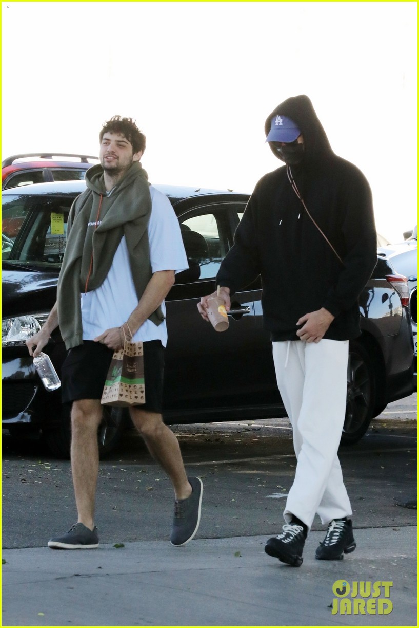 jacob elordi noah centineo meet up for afternoon workout 35