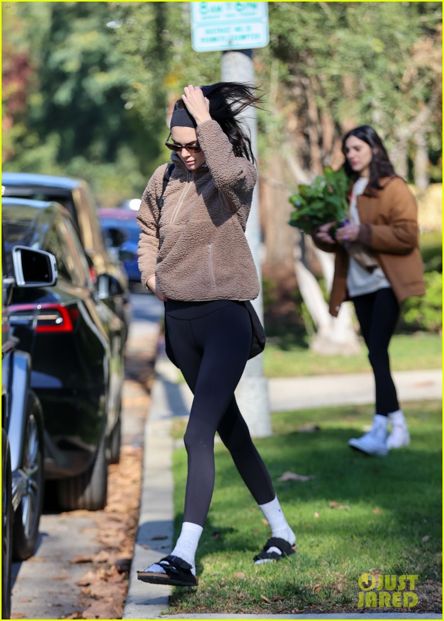 kendall jenner bella hadid met up for morning pilates class 11
