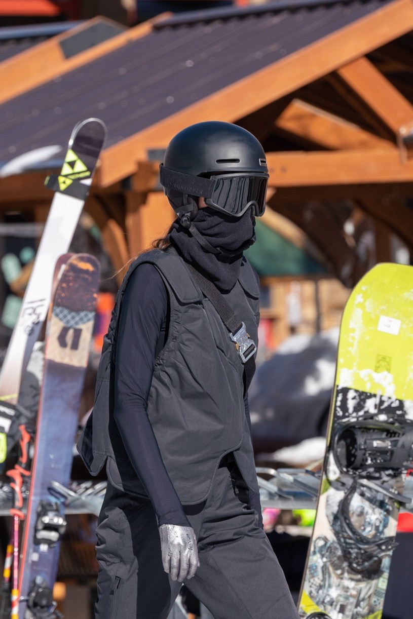 kendall jenner hits slopes ski getaway friends 09